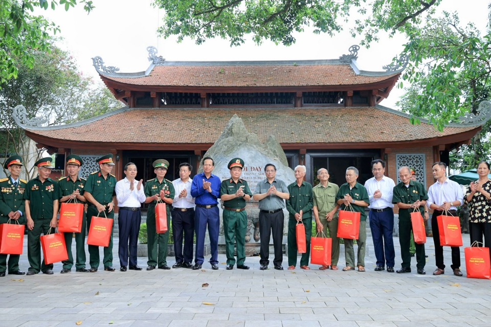 Thủ tướng tặng qu&agrave; người c&oacute; c&ocirc;ng với c&aacute;ch mạng v&agrave; th&acirc;n nh&acirc;n liệt sĩ tr&ecirc;n địa b&agrave;n huyện Đại Từ - Ảnh: VGP/Nhật Bắc &nbsp;