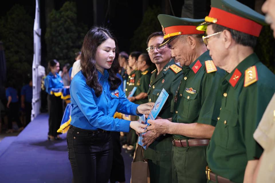 &nbsp;Tuổi trẻ Thủ đ&ocirc; đ&atilde; trao tặng qu&agrave; tới đối tượng ch&iacute;nh s&aacute;ch, thương, bệnh binh để tỏ l&ograve;ng biết ơn s&acirc;u sắc sự hi sinh xương, m&aacute;u của c&aacute;c chiến sĩ, thanh ni&ecirc;n xung phong