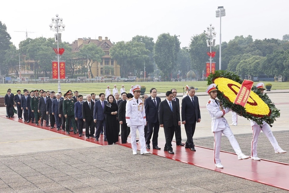 Đo&agrave;n đại biểu Ban Chấp h&agrave;nh T.Ư Đảng, Chủ tịch nước, Qu&ocirc;́c h&ocirc;̣i, Ch&iacute;nh phủ, Ủy ban T.Ư MTTQ Việt Nam v&agrave;o Lăng viếng Chủ tịch Hồ Ch&iacute; Minh.&nbsp;