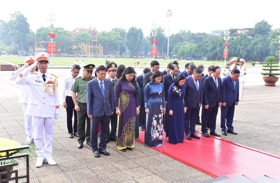 Đo&agrave;n đại biểu TP H&agrave; Nội tưởng niệm Chủ tịch Hồ Ch&iacute; Minh.