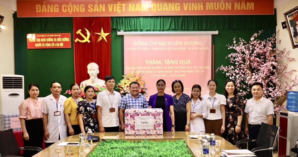 Gi&aacute;m đốc Sở LĐTB&amp;XH H&agrave; Nội Bạch Li&ecirc;n Hương thăm, tặng qu&agrave; Trung t&acirc;m Nu&ocirc;i dưỡng v&agrave; Điều dưỡng người c&oacute; c&ocirc;ng số 4 H&agrave; Nội nh&acirc;n kỷ niệm 77 năm Ng&agrave;y Thương binh - Liệt sĩ.