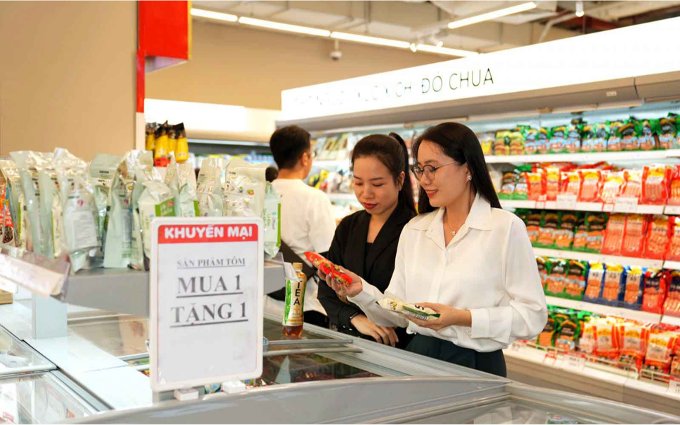 Sản phẩm giảm gi&aacute; tại si&ecirc;u thị Winmart thu h&uacute;t người ti&ecirc;u d&ugrave;ng mua sắm. Ảnh: Ho&agrave;i Nam