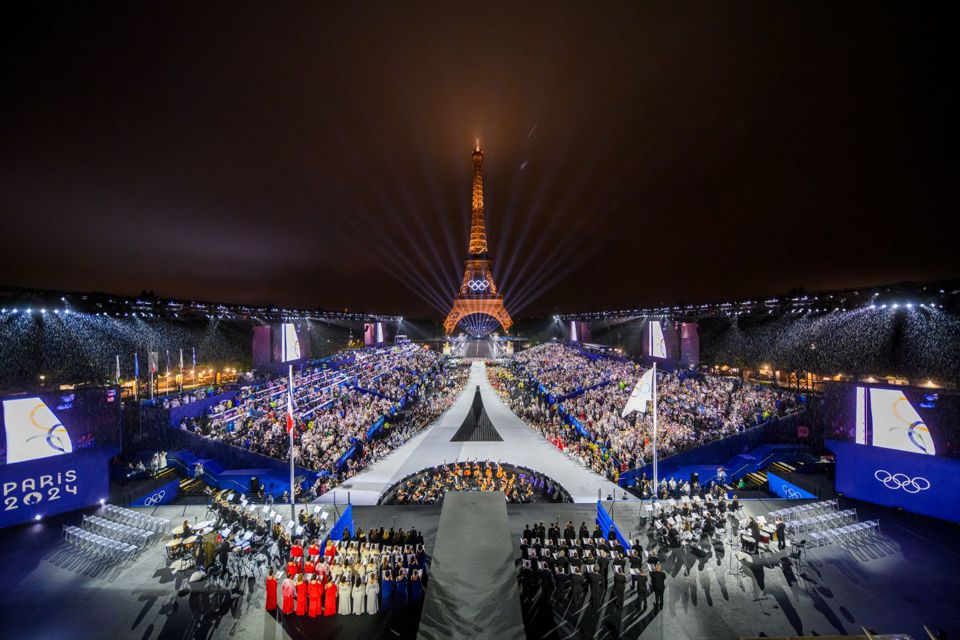 Lễ khai mạc &nbsp;Olympic Paris 2024 được tổ chức trước Th&aacute;p Eiffel sau Lễ diễu h&agrave;nh của c&aacute;c quốc gia. Ảnh: Reuters