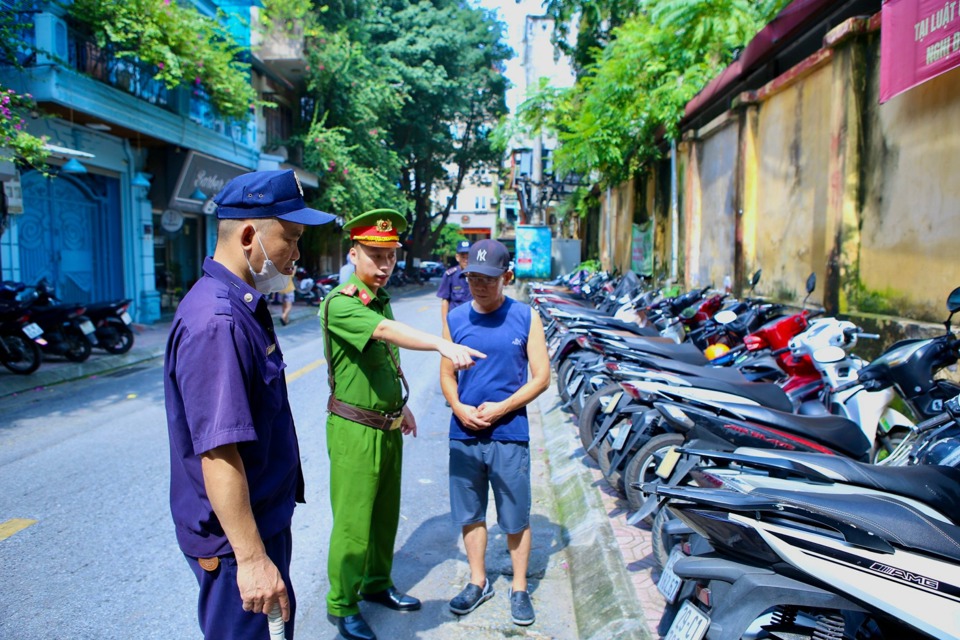 Lực lượng chức năng phường Nguyễn Trung Trực nhắc nhở đơn vị tr&ocirc;ng giữ xe thực hiện đ&uacute;ng c&aacute;c quy định.