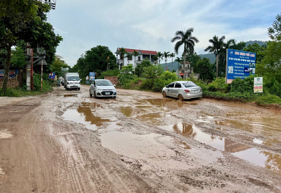 Nhiều vị tr&iacute; tr&ecirc;n tuyến đường 35 hiện đang xuống cấp nghi&ecirc;m trọng.