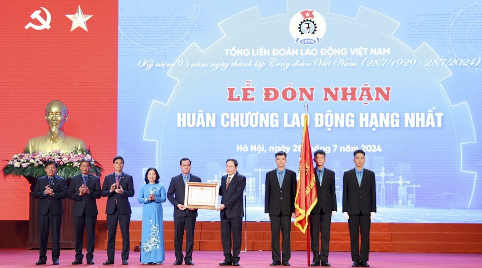 Chủ tịch Quốc hội Trần Thanh Mẫn trao Hu&acirc;n chương Lao động hạng Nhất cho Tổng LĐLĐ Việt Nam.&nbsp;&nbsp;Ảnh: TTXVN