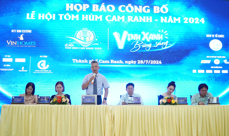 Ban tổ chức giới thiệu về&nbsp;Lễ hội T&ocirc;m h&ugrave;m Cam Ranh năm 2024. Ảnh: T.N