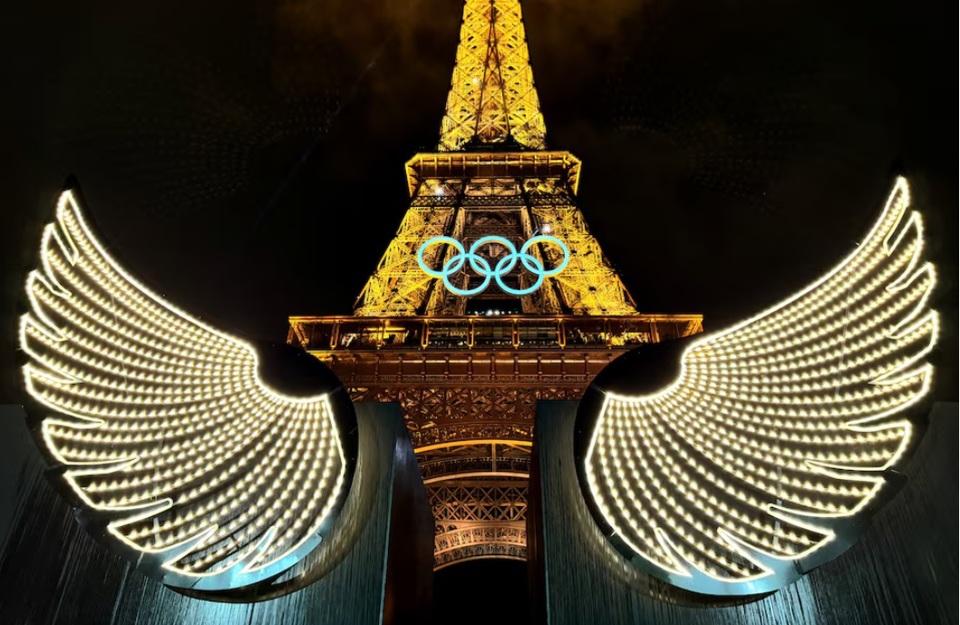 Thế vận hội Olympic Paris 2024 - Lễ khai mạc - Paris, Ph&aacute;p - Ng&agrave;y 26/7/2024. To&agrave;n cảnh cho thấy biểu tượng đ&ocirc;i c&aacute;nh v&agrave; v&ograve;ng tr&ograve;n Olympic tr&ecirc;n Th&aacute;p Eiffel trong lễ khai mạc. Ảnh: Reuters