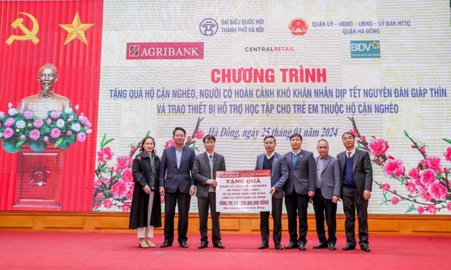 &Ocirc;ng Phạm Đức Ấn - B&iacute; thư Đảng ủy, Chủ tịch HĐTV Agribank trao tặng qu&agrave; của Agribank hỗ trợ hộ cận ngh&egrave;o, đối tượng ch&iacute;nh s&aacute;ch quận H&agrave; Đ&ocirc;ng (H&agrave; Nội) nh&acirc;n dịp Tết Nguy&ecirc;n đ&aacute;n Gi&aacute;p Th&igrave;n