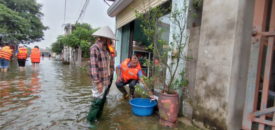 Mặc d&ugrave; nước ngập nhưng nguồn nước sạch của c&aacute;c hộ d&acirc;n vẫn đảm bảo.