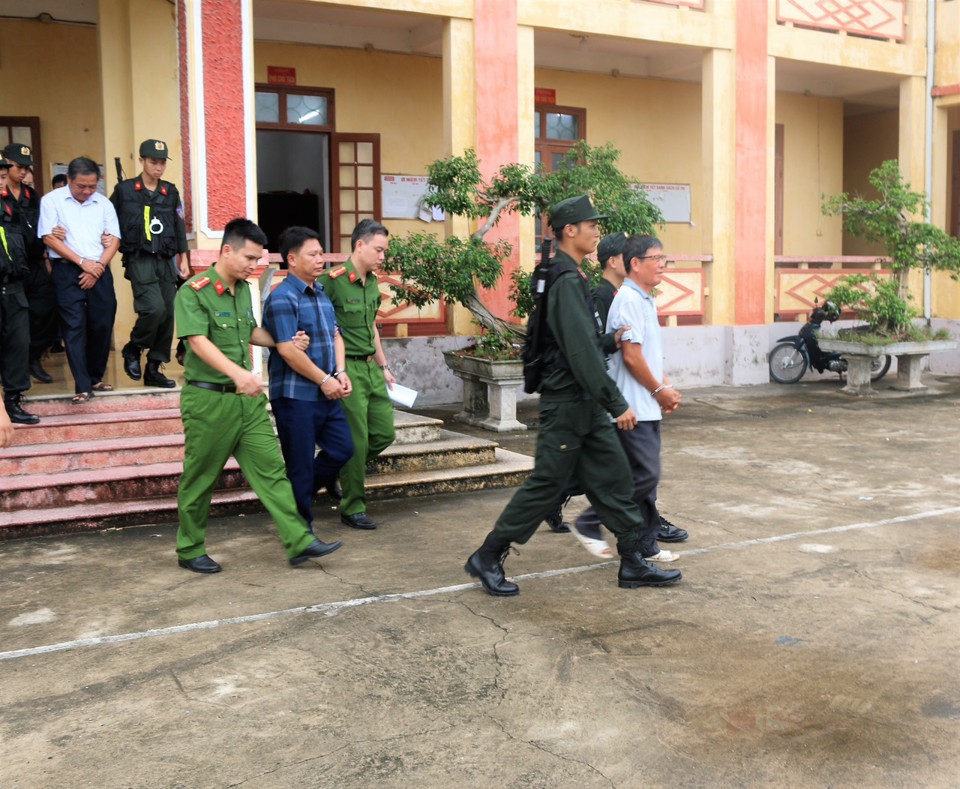 &Ocirc;ng An, &ocirc;ng Quyến, &ocirc;ng V&acirc;n bị cơ quan chức năng&nbsp; bắt. Ảnh: CACC