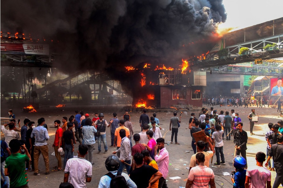 Người biểu t&igrave;nh đụng độ với lực lượng cảnh s&aacute;t ở Thủ đ&ocirc; Dhaka, Bangladesh v&agrave;o ng&agrave;y 18/7. Ảnh: AFP