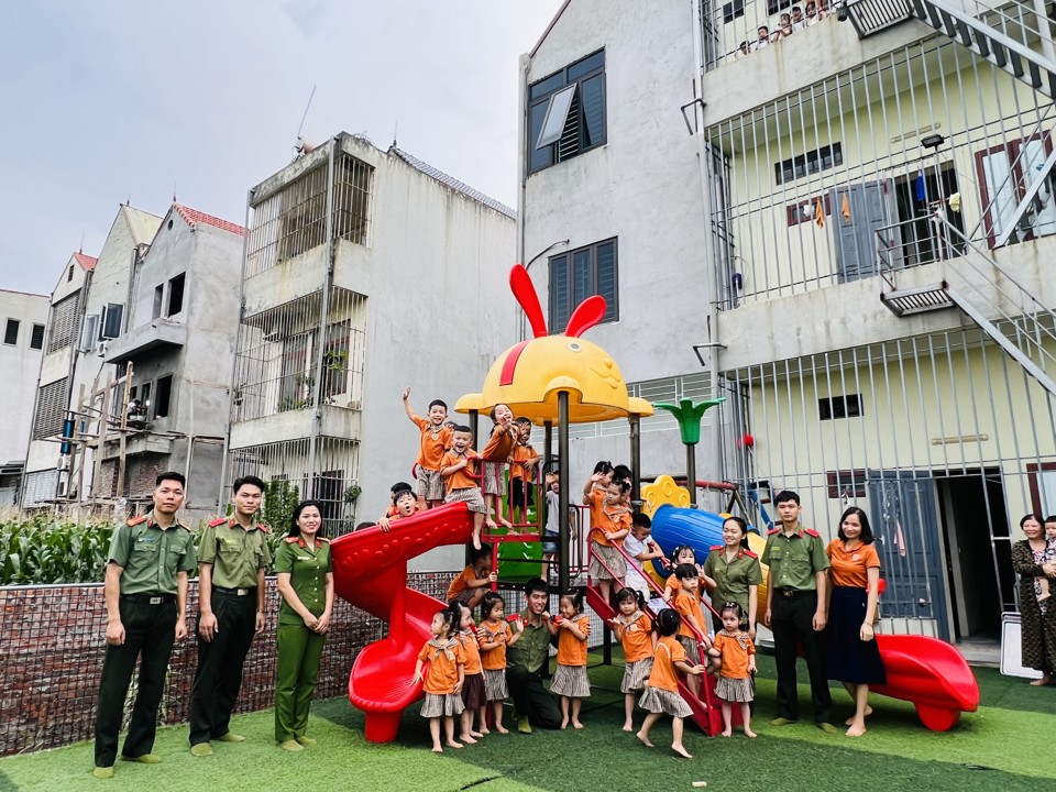 &ldquo;Thầy c&ocirc; gi&aacute;o trẻ&rdquo; l&agrave; đo&agrave;n vi&ecirc;n thanh ni&ecirc;n C&ocirc;ng an huyện Ba V&igrave;, học vi&ecirc;n c&aacute;c trường CAND chuy&ecirc;n ng&agrave;nh Ng&ocirc;n ngữ Anh.