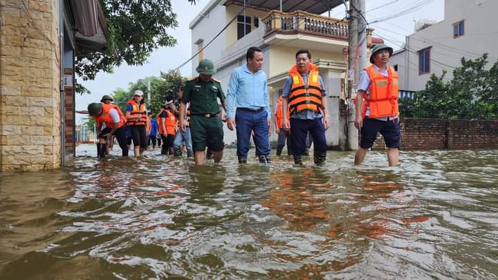 Đo&agrave;n l&atilde;nh đạo v&agrave; c&aacute;c đo&agrave;n thể huyện Quốc Oai đ&atilde; đến khảo s&aacute;t t&igrave;nh h&igrave;nh tại x&oacute;m Bến V&ocirc;i, thăm v&agrave; tặng qu&agrave; người d&acirc;n.