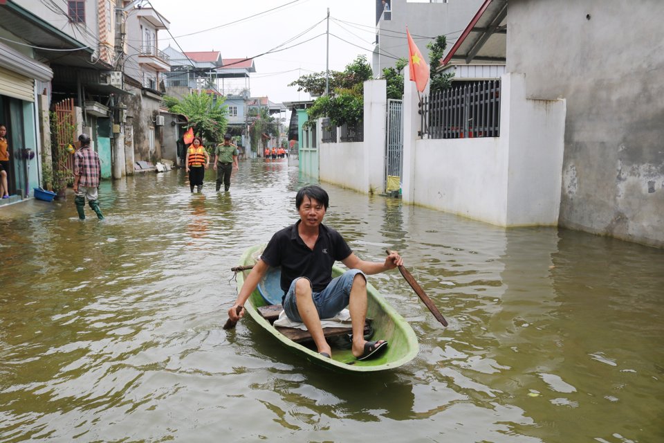 Người d&acirc;n trong th&ocirc;n chủ động phương tiện đi lại bằng thuyền.