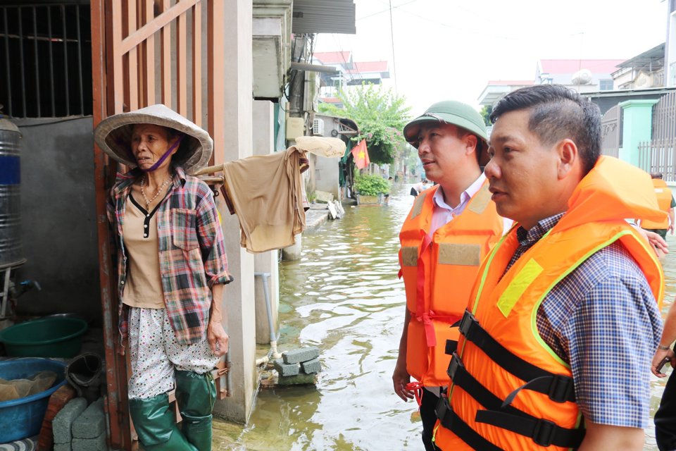 Chủ tịch UBND huyện Quốc Oai Nguyễn Trường Sơn c&ugrave;ng đo&agrave;n đại diện MTTQ v&agrave; c&aacute;c đo&agrave;n thể của huyện đ&atilde; đến trực tiếp x&oacute;m Bến V&ocirc;i thăm hỏi, động vi&ecirc;n v&agrave; tặng qu&agrave; người d&acirc;n.