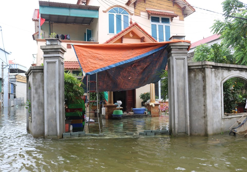 Đa phần c&aacute;c gia đ&igrave;nh đều chủ động x&acirc;y dựng nh&agrave; c&oacute; cốt nền cao hơn mực nước lũ b&aacute;o động III tr&ecirc;n s&ocirc;ng T&iacute;ch. N&ecirc;n nước kh&ocirc;ng ngập v&agrave;o trong nh&agrave;.