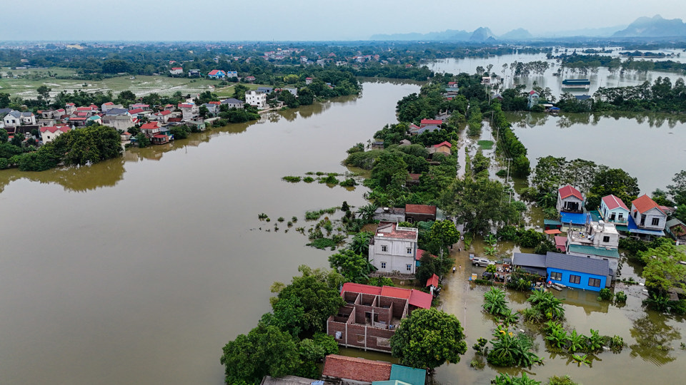 Chương Mỹ: Lũ nhấn chìm ngõ xóm, lực lượng chức năng tất bật cùng dân chạy lũ - Ảnh 1