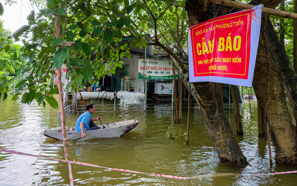 Nhiều người d&acirc;n tại đ&acirc;y cho biết, nước lũ d&acirc;ng cao khiến ng&ocirc;i nh&agrave; của h&agrave;ng trăm hộ gia đ&igrave;nh đ&atilde; bị ngập gần bằng trận lũ lịch sử ở H&agrave; Nội năm 2008.