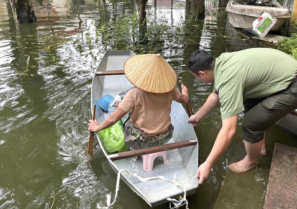 Chương Mỹ: Lũ nhấn chìm ngõ xóm, lực lượng chức năng tất bật cùng dân chạy lũ - Ảnh 6