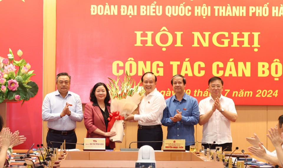 Lãnh đạo thành phố và đại biểu Quốc hội Đoàn đại biểu Quốc hội TP Hà Nội tặng hoa chúc mừng đồng chí Bùi Thị Minh Hoài. Ảnh: Thanh Hải