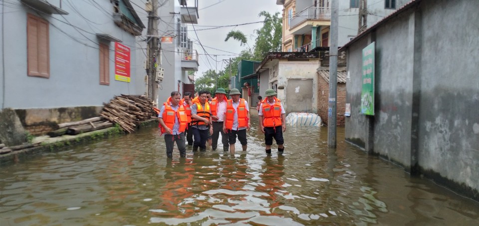 Lãnh đạo và các đoàn thể huyện Quốc Oai khảo sát tình hình tại xóm Bến Vôi, thăm và tặng quà người dân. Ảnh: Phương Nga