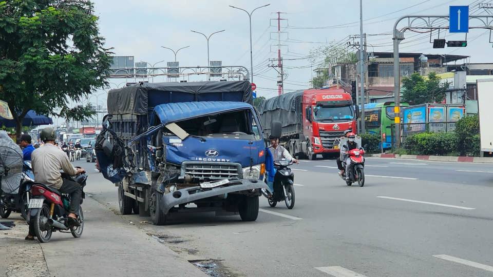 Xe tải biến dạng sau vụ tai nạn li&ecirc;n ho&agrave;n tr&ecirc;n quốc lộ 1. Ảnh: T.K