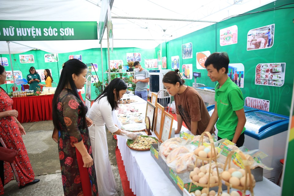 Người dân tìm mua sản phẩm OCOP tại hội chợ ở huyện Sóc Sơn, Hà Nội. Ảnh: Công Hùng