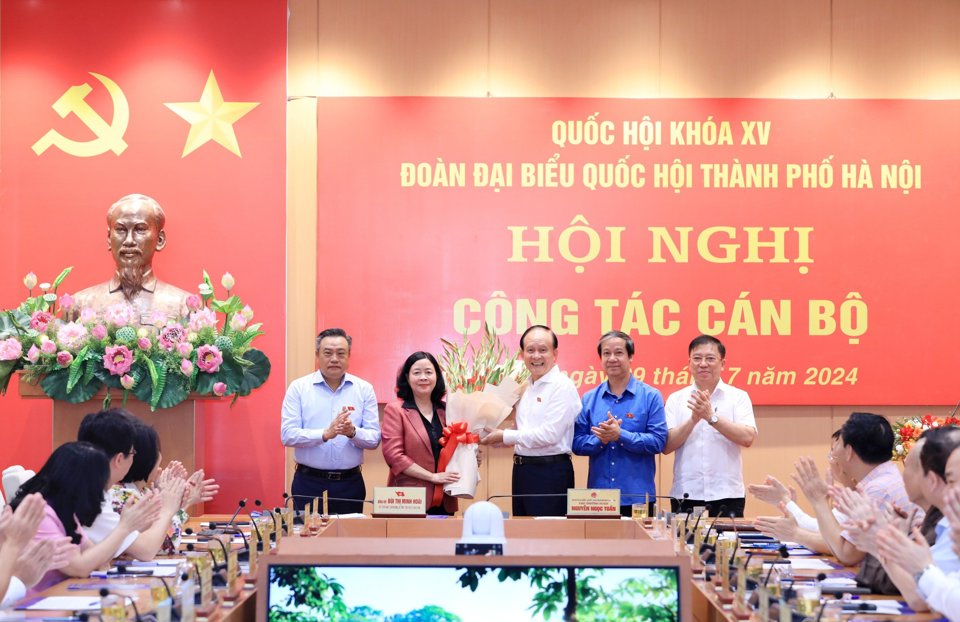 C&aacute;c đại biểu Quốc hội thuộc Đo&agrave;n đại biểu Quốc hội TP H&agrave; Nội ch&uacute;c mừng B&iacute; thư Th&agrave;nh ủy H&agrave; Nội, Trưởng Đo&agrave;n đại biểu Quốc hội TP H&agrave; Nội B&ugrave;i Thị Minh Ho&agrave;i