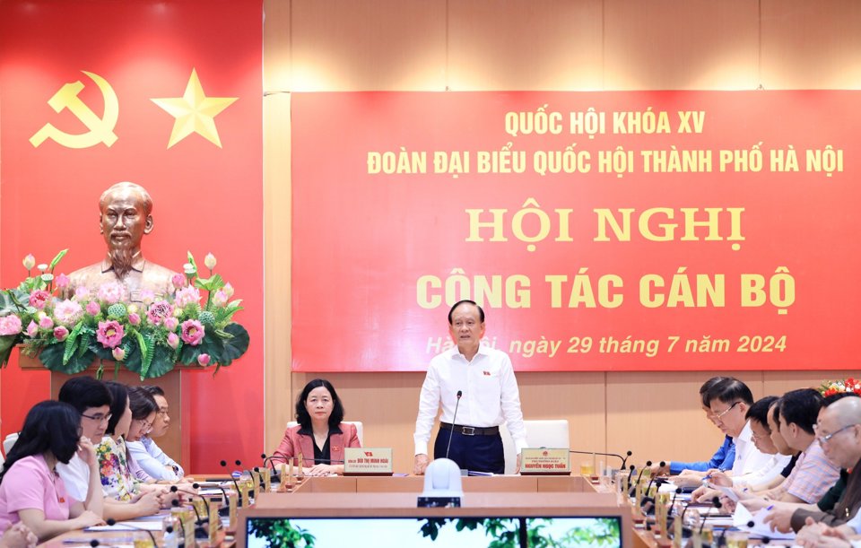 Chủ tịch HĐND TP, Ph&oacute; Trưởng đo&agrave;n đại biểu Quốc hội th&agrave;nh phố Nguyễn Ngọc Tuấn ph&aacute;t biểu khai mạc hội nghị