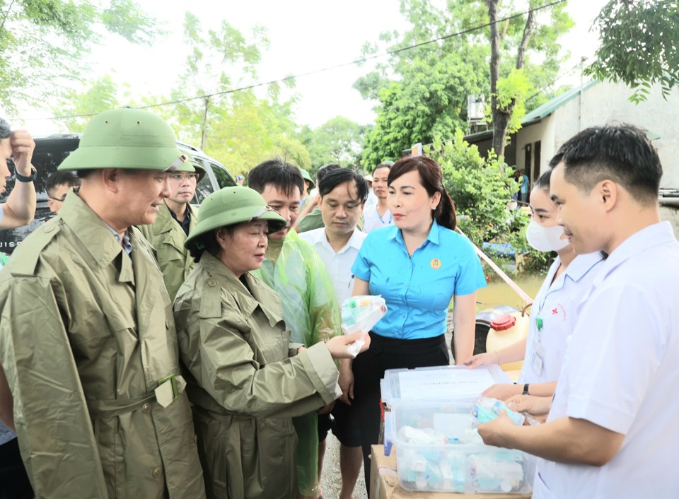 Ủy viên Bộ Chính trị, Bí thư Thành ủy Hà Nội Bùi Thị Minh Hoài kiểm tra công tác bảo đảm y tế cho người dân vùng mưa lũ trên địa bàn huyện Chương Mỹ. Ảnh: Thanh Hả