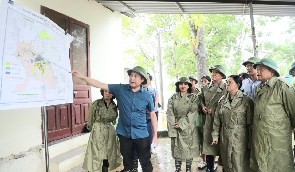 B&iacute; thư Th&agrave;nh ủy B&ugrave;i Thị Minh Ho&agrave;i c&ugrave;ng c&aacute;c đồng ch&iacute; l&atilde;nh đạo TP H&agrave; Nội nghe b&aacute;o c&aacute;o t&igrave;nh h&igrave;nh mưa lũ tr&ecirc;n địa b&agrave;n huyện Chương Mỹ.