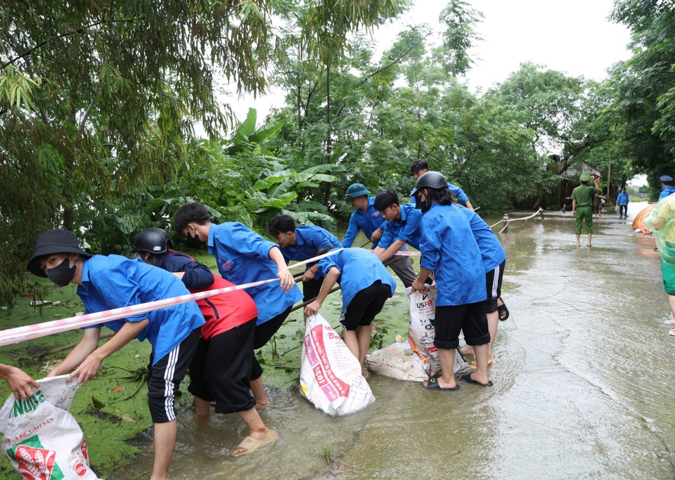 Thanh ni&ecirc;n t&igrave;nh nguyện&nbsp;th&ocirc;n T&acirc;n Tiến, x&atilde; Nam Phương Tiến (huyện Chương Mỹ) hỗ trợ bảo đảm vệ sinh m&ocirc;i trường tại v&ugrave;ng lũ.