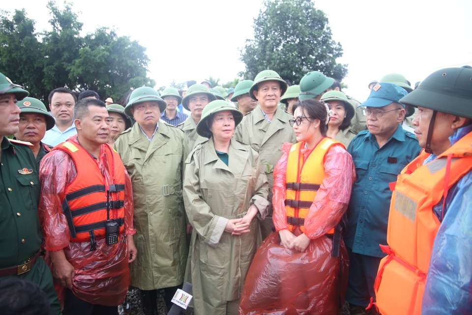 B&iacute; thư Th&agrave;nh ủy H&agrave; Nội B&ugrave;i Thị Minh Ho&agrave;i c&ugrave;ng c&aacute;c đồng ch&iacute; l&atilde;nh đạo TP động vi&ecirc;n lực lượng l&agrave;m nhiệm vụ tại&nbsp;x&atilde; Cấn Hữu (huyện Quốc Oai).