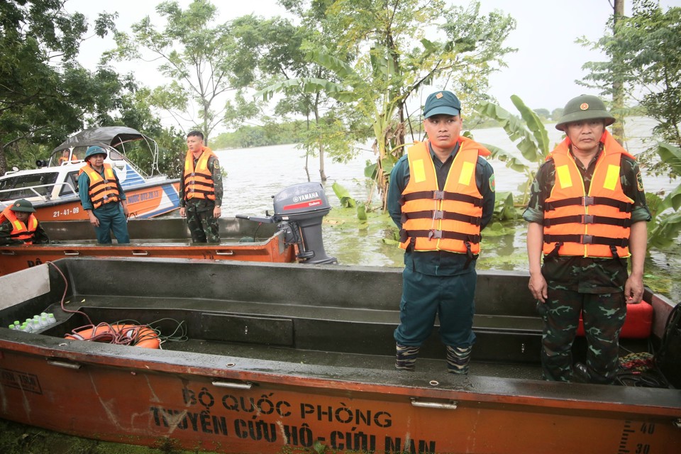 Lực lượng l&agrave;m nhiệm vụ ứng trực, cứu nạn, cứu hộ tại&nbsp;th&ocirc;n T&acirc;n Tiến, x&atilde; Nam Phương Tiến (huyện Chương Mỹ).