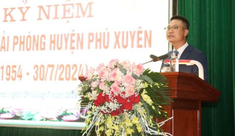 B&iacute; thư Huyện ủy Ph&uacute; Xuy&ecirc;n Nguyễn Xu&acirc;n Thanh ph&aacute;t biểu tại lễ kỷ niệm 70 năm Ng&agrave;y Giải ph&oacute;ng huyện Ph&uacute; Xuy&ecirc;n