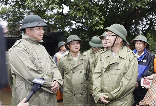 Ph&oacute; Thủ tướng L&ecirc; Th&agrave;nh Long chỉ đạo c&ocirc;ng t&aacute;c khắc phục hậu quả mưa lũ tại Th&ocirc;n Nh&acirc;n L&yacute;, x&atilde; Nam Phương Tiến, huyện Chương Mỹ.