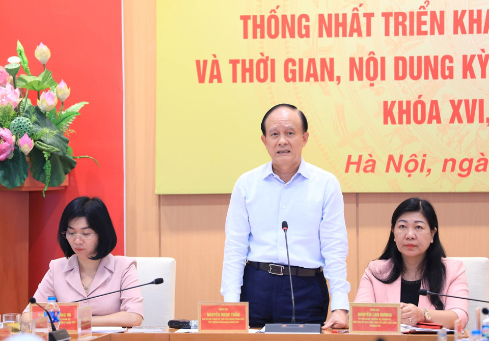 Chủ tịch HĐND TP, Ph&oacute; trưởng Đo&agrave;n đại biểu Quốc hội TP H&agrave; Nội Nguyễn Ngọc Tuấn chủ tr&igrave; hội nghị