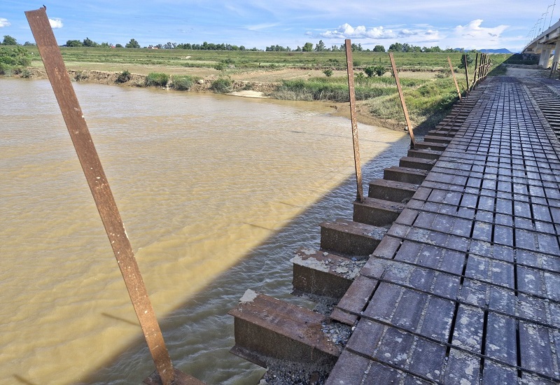 To&agrave;n bộ lan can tr&ecirc;n cầu tạm n&agrave;y gần như đ&atilde; bị hư hỏng, kh&ocirc;ng c&ograve;n ph&aacute;t huy t&aacute;c dụng. Tr&ecirc;n c&ocirc;ng trường giờ đ&acirc;y kh&ocirc;ng c&ograve;n lực lượng của đơn vị thi c&ocirc;ng tr&ocirc;ng coi, bảo vệ n&ecirc;n rất dễ xảy ra tai nạn rủi ro, kh&oacute; lường đối với người d&acirc;n