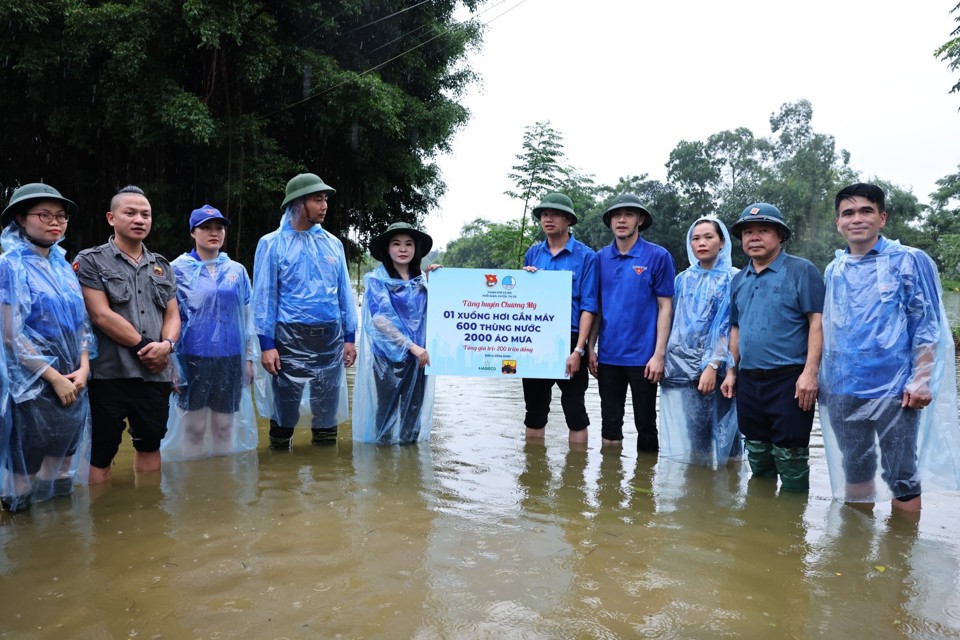 Tuổi trẻ Thủ đ&ocirc; trao những phần qu&agrave; tới người d&acirc;n bị ngập &uacute;ng nhằm kịp thời chia sẻ, hỗ trợ người d&acirc;n