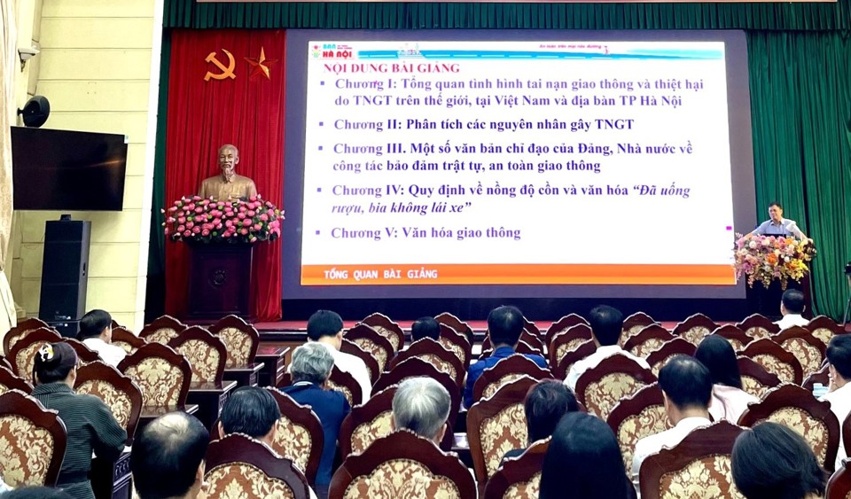 Ph&oacute; Ch&aacute;nh Văn ph&ograve;ng Ban An to&agrave;n giao th&ocirc;ng TP H&agrave; Nội Tạ Đức Giang truyền đạt chuy&ecirc;n đề về c&ocirc;ng t&aacute;c bảo đảm trật tự, an to&agrave;n giao th&ocirc;ng