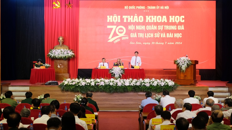 Quang cảnh Hội thảo khoa học 70 năm Hội nghị Qu&acirc;n sự Trung Gi&atilde;.