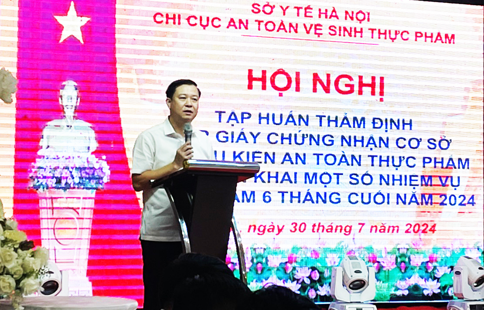 Chi Cục trưởng Chi Cục ATVSTP H&agrave; Nội Đặng Thanh Phong ph&aacute;t biểu khai mạc hội nghị.