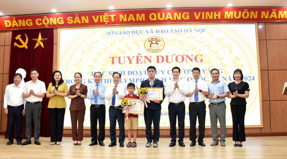 Hai học sinh c&oacute; th&agrave;nh t&iacute;ch đặc biệt nhận được sự biểu dương của TP H&agrave; Nội, ng&agrave;nh GD&amp;ĐT H&agrave; Nội c&ugrave;ng thầy c&ocirc; gi&aacute;o.