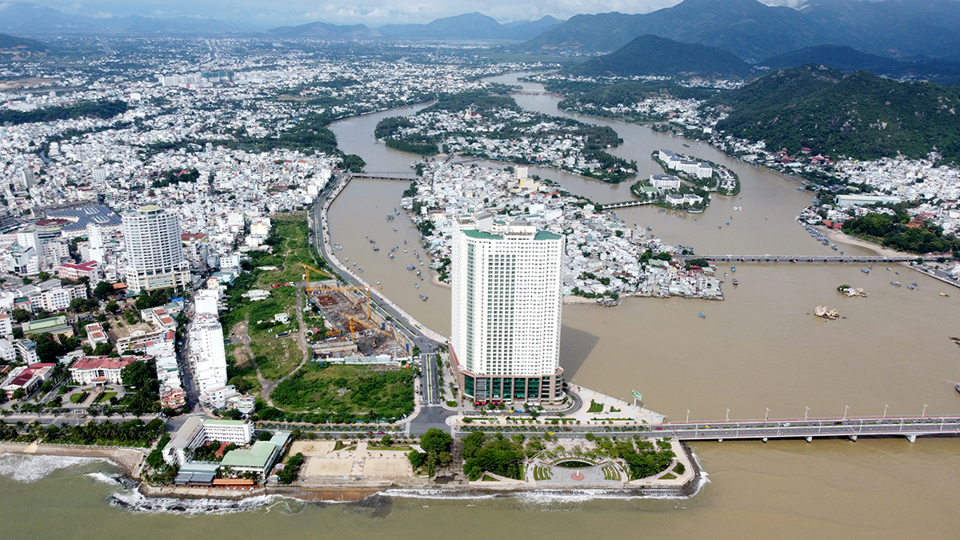 Đo&agrave;n li&ecirc;n ng&agrave;nh sẽ kiểm tra 5 c&ocirc;ng tr&igrave;nh cao tầng tr&ecirc;n địa b&agrave;n TP Nha Trang về hoạt động x&acirc;y dựng. Ảnh: Trung Nh&acirc;n.