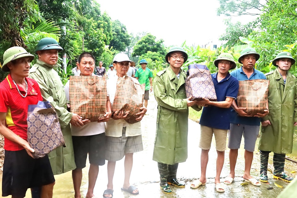 Ph&oacute; Thủ tướng L&ecirc; Th&agrave;nh Long trao qu&agrave; tới người d&acirc;n x&atilde; Nam Phương Tiến, chiều 30/7.