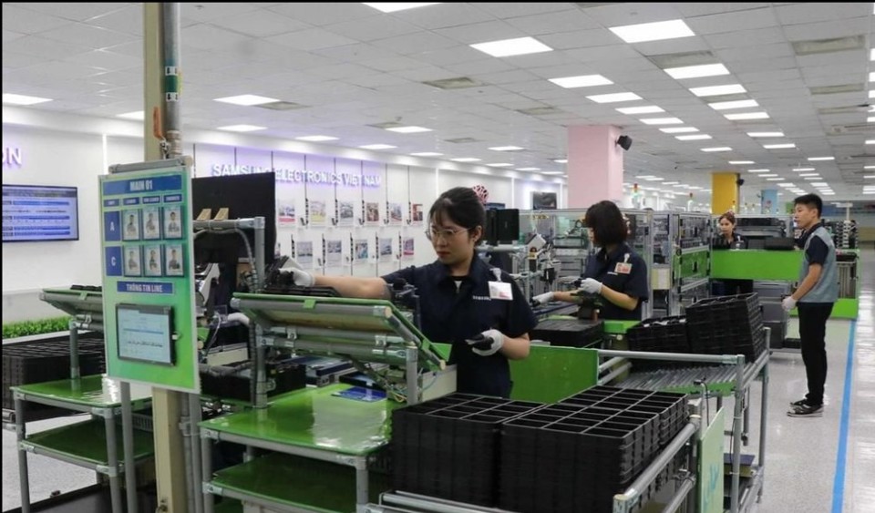 C&ocirc;ng nh&acirc;n C&ocirc;ng ty TNHH Samsung Electronics Việt Nam, khu c&ocirc;ng nghiệp Y&ecirc;n Phong, tỉnh Bắc Ninh trong ca l&agrave;m việc.&nbsp;