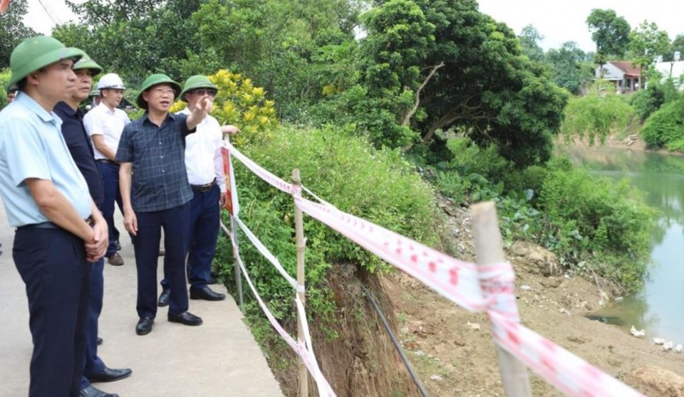 Chủ tịch UBND tỉnh Bắc Giang L&ecirc; &Aacute;nh Dương trực tiếp kiểm tra sự cố sạt lở bờ s&ocirc;ng Thương