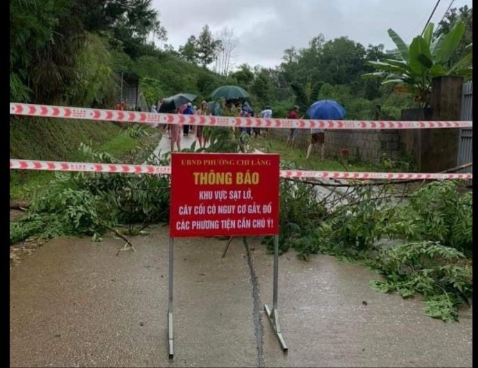 Tại khu vực nguy cơ cao sạt lở đất tại đoạn đường Văn Vỉ (phường Chi Lăng), ch&iacute;nh quyền địa phương đ&atilde; sơ t&aacute;n c&aacute;c hộ d&acirc;n ra khỏi khu vực nguy hiểm