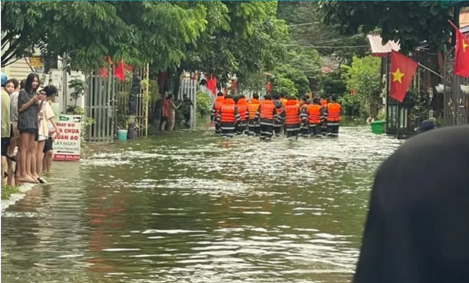 Lực lượng C&ocirc;ng an hỗ trợ người d&acirc;n di dời, vận chuyển t&agrave;i sản ra khỏi khu vực ngập lụt